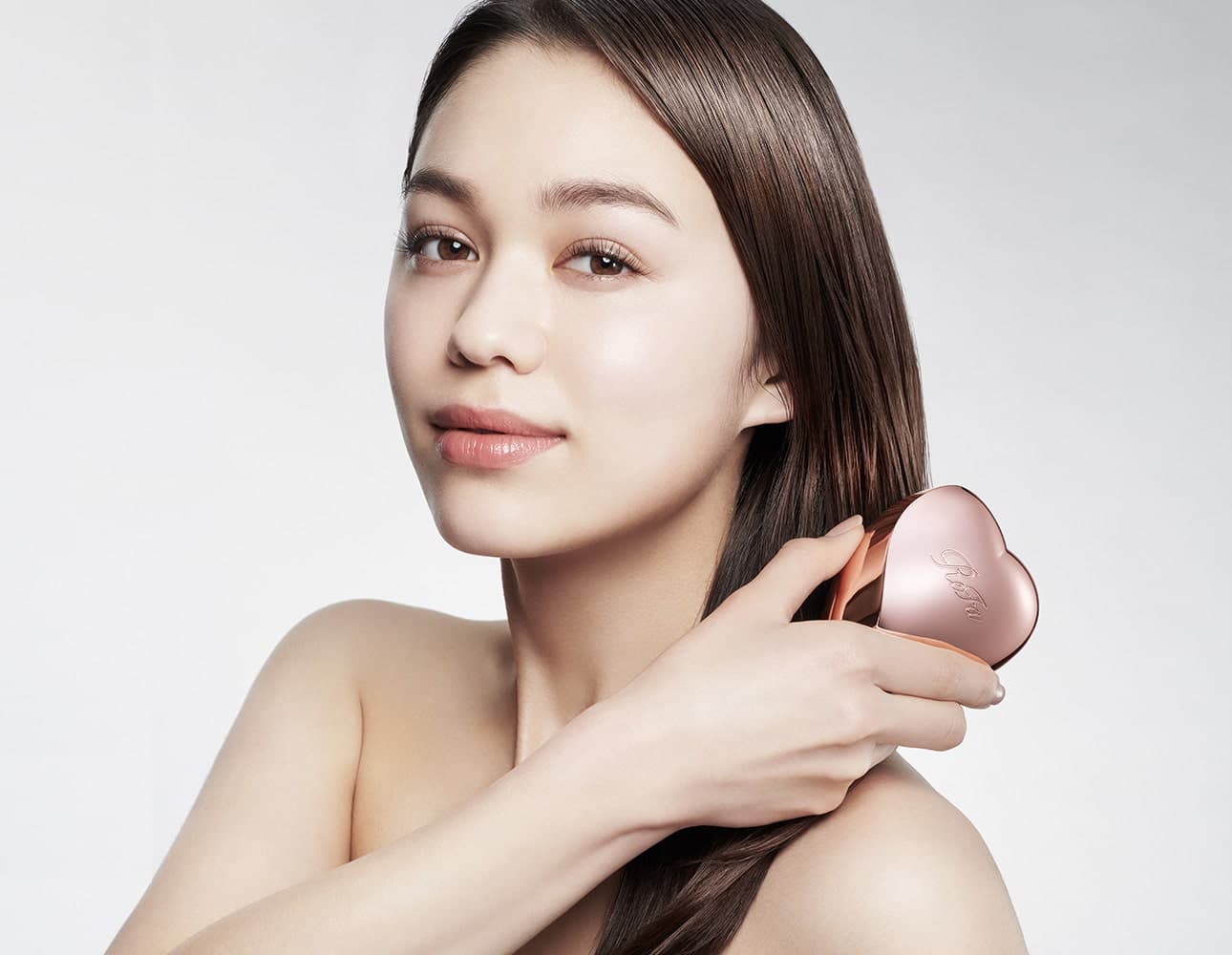 ReFa HEART BRUSH – heart-shaped ergonomic design