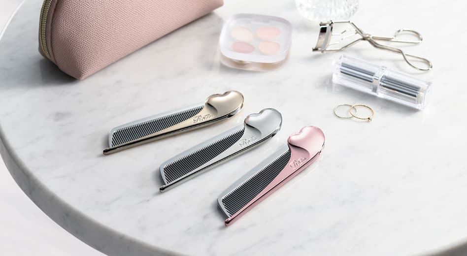 ReFa HEART COMB Aira – foldable design in hand